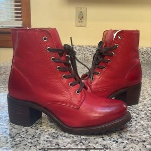 Frye Sabrina 6G Lace Up Boots